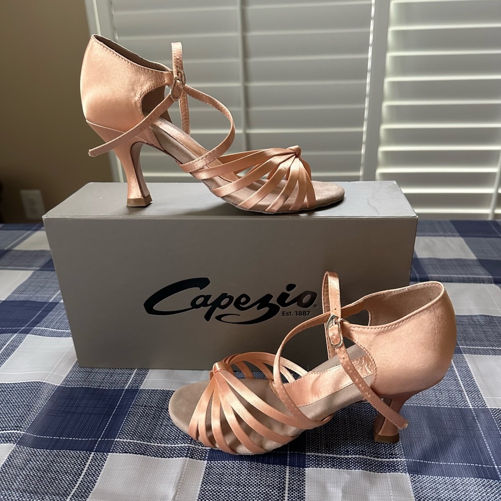 Sexy Capezio dance shoes size 6.5 in EUC